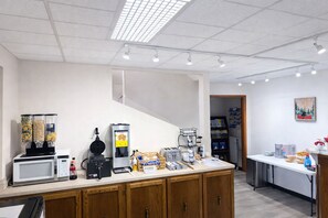 Free daily continental breakfast  - Sundowner Inn Forsyth I 94 (Forsyth)