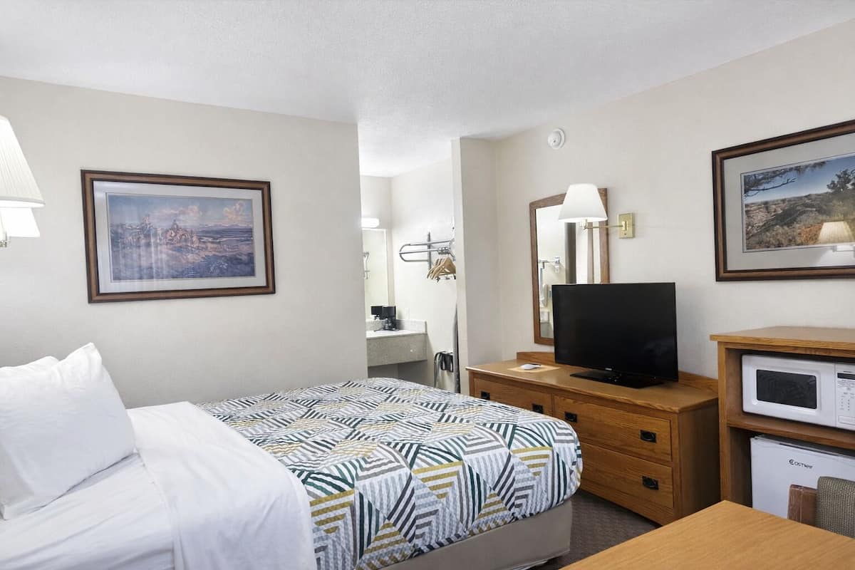 Room, 1 Queen Bed, Non Smoking | Desk, free WiFi, bed sheets