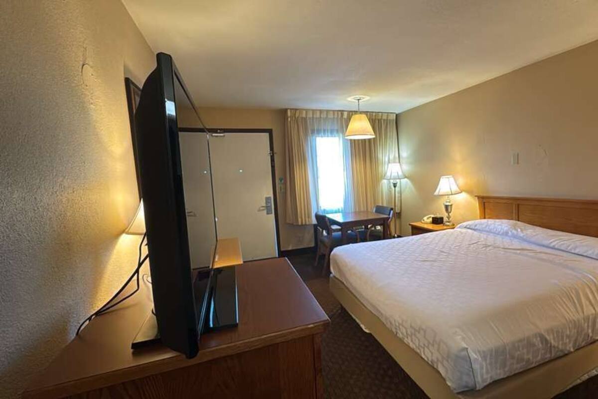 Zimmer, 1 King-Bett, Nichtraucher | Schreibtisch, kostenloses WLAN, Bettwäsche