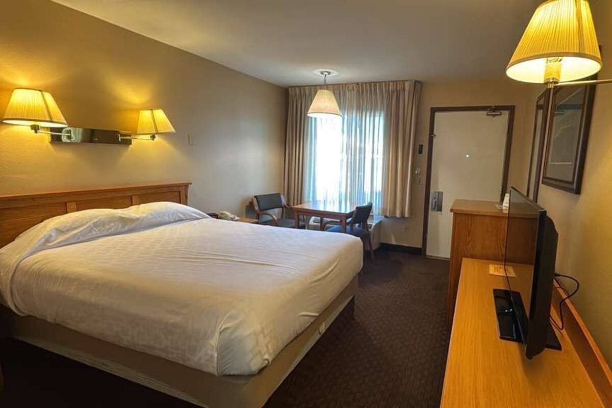 Zimmer, 1 Queen-Bett, Nichtraucher | Schreibtisch, kostenloses WLAN, Bettwäsche