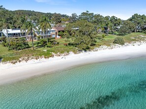 A coastal property with a beachfront, clear waters, and a variety of vegetation. - Luna at Corlette Beach House with views (Corlette)
