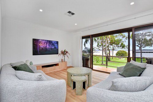 Luna at Corlette Beach House with views