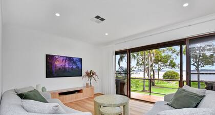 Luna at Corlette Beach House with views