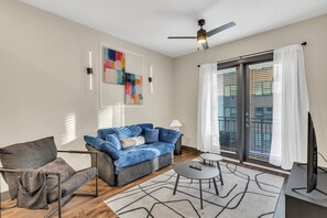 Älytelevisio, takka, työhuone