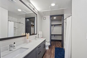 Hair dryer, towels, soap, shampoo - Luxurious 1BR Alongside DT & Domain With Pool, Gym and Free Parking (Austin)