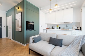 Superior-Apartment, Balkon, Stadtblick | Wohnbereich | 50-Zoll-Smart-TV mit Kabelempfang, Netflix, Streaming-Dienste