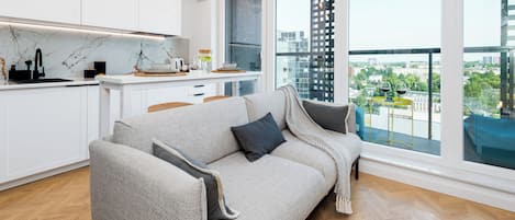 Appartement Supérieur, balcon, vue ville | Coin séjour