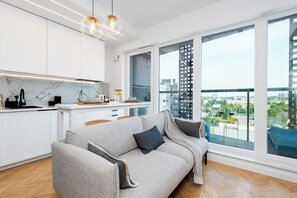 Departamento superior, balcón, vista a la ciudad | Área de sala de estar | Smart TV de 50 pulgadas con canales por cable y Netflix