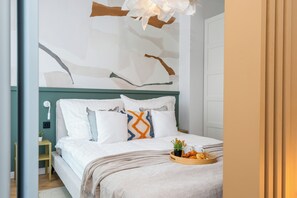 Superior-Apartment, Balkon, Stadtblick | 1 Schlafzimmer, Zimmersafe, individuell dekoriert