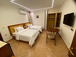 20 quartos, ferros/tábuas de passar roupa, Wi-Fi, roupa de cama