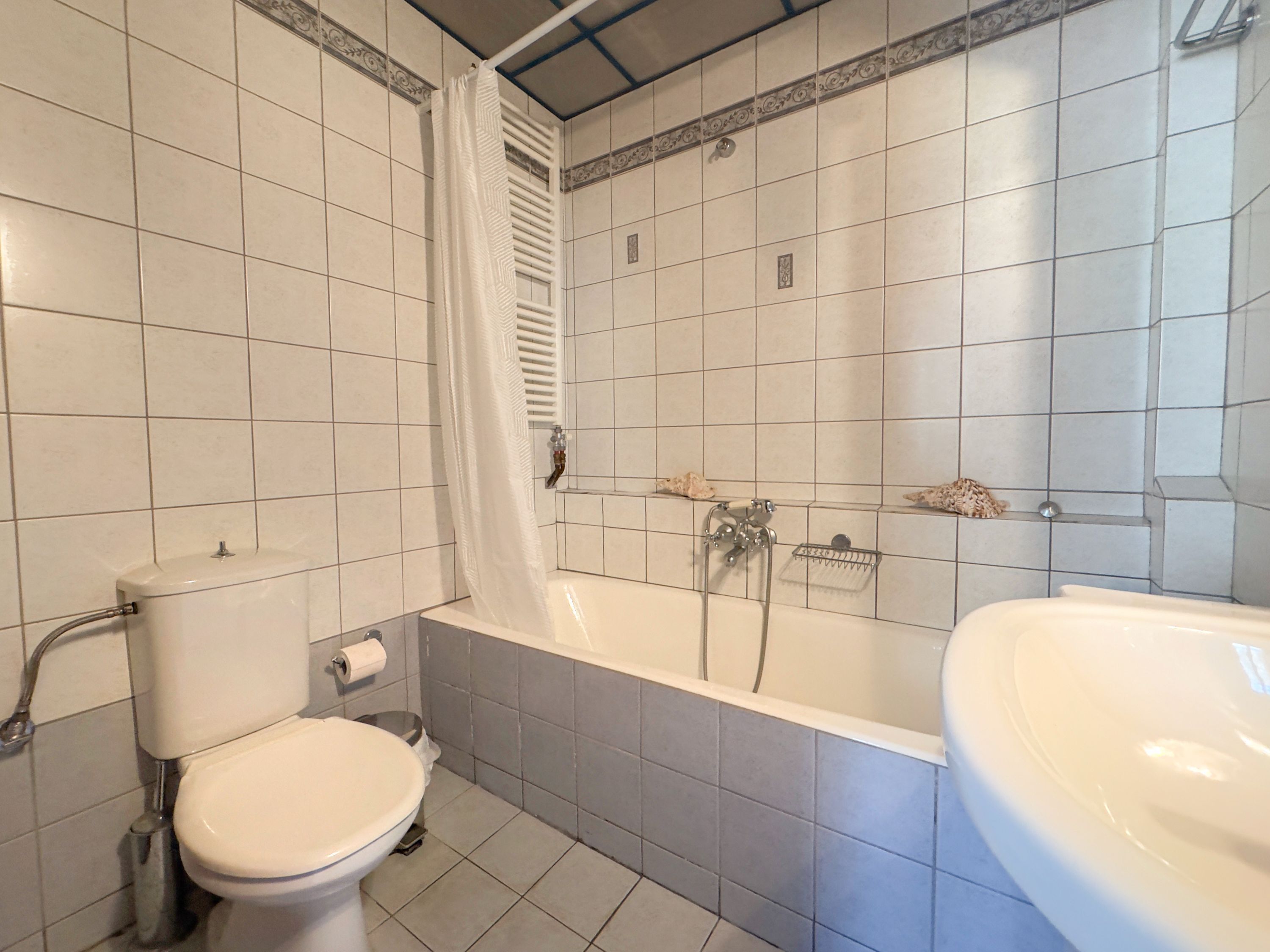 Ein Badezimmer mit Toilette, Badewanne und Waschbecken.