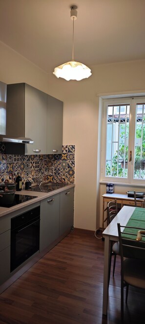 Mikrobølgeovn, ovn, kokeplater og kaffetrakter/tekoker