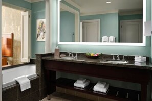 Vasca idromassaggio, asciugacapelli, asciugamani, sapone