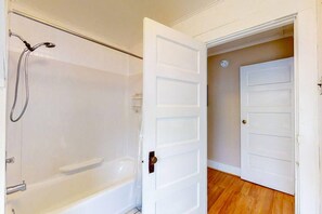 Shower, hair dryer, towels - 40B. Generous One-Bedroom+ unit with Ocean Views! (Old Orchard Beach)