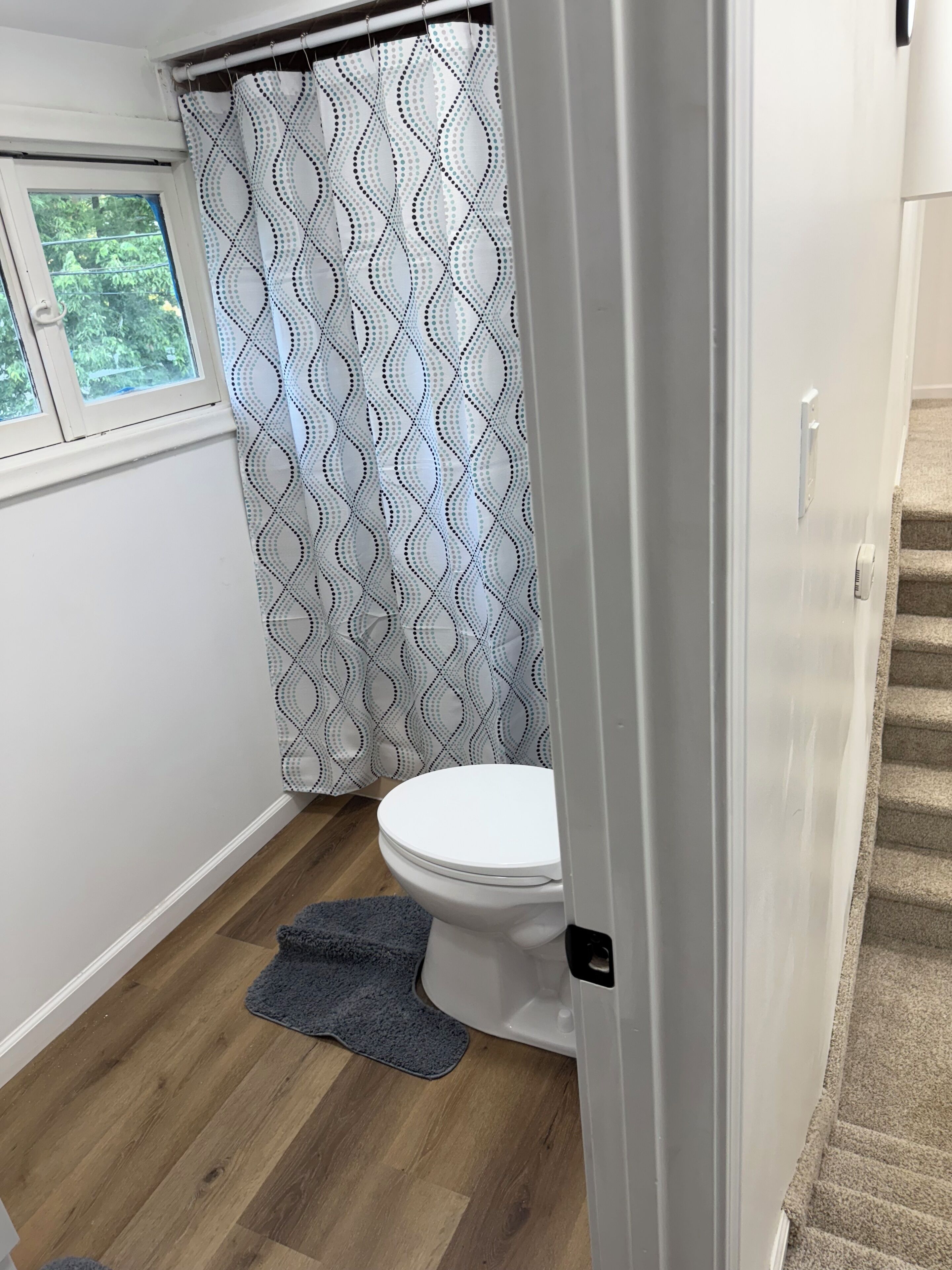 Dusj, hårføner, håndklær og såpe