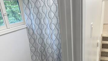 Dusj, hårføner, håndklær og såpe