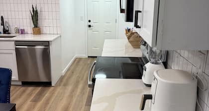 Spacious 6-bedroom house with AC, WiFi in lovely Lansing