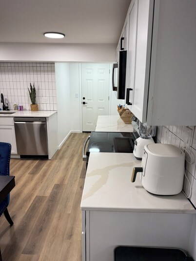 Spacious 6-bedroom house with AC, WiFi in lovely Lansing