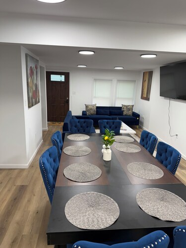 Spacious 6-bedroom house with AC, WiFi in lovely Lansing