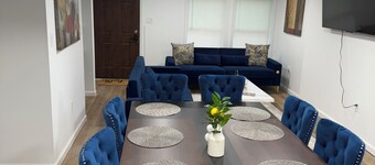 Spacious 6-bedroom house with AC, WiFi in lovely Lansing