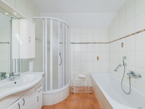 Dusche, Haartrockner, Handtücher