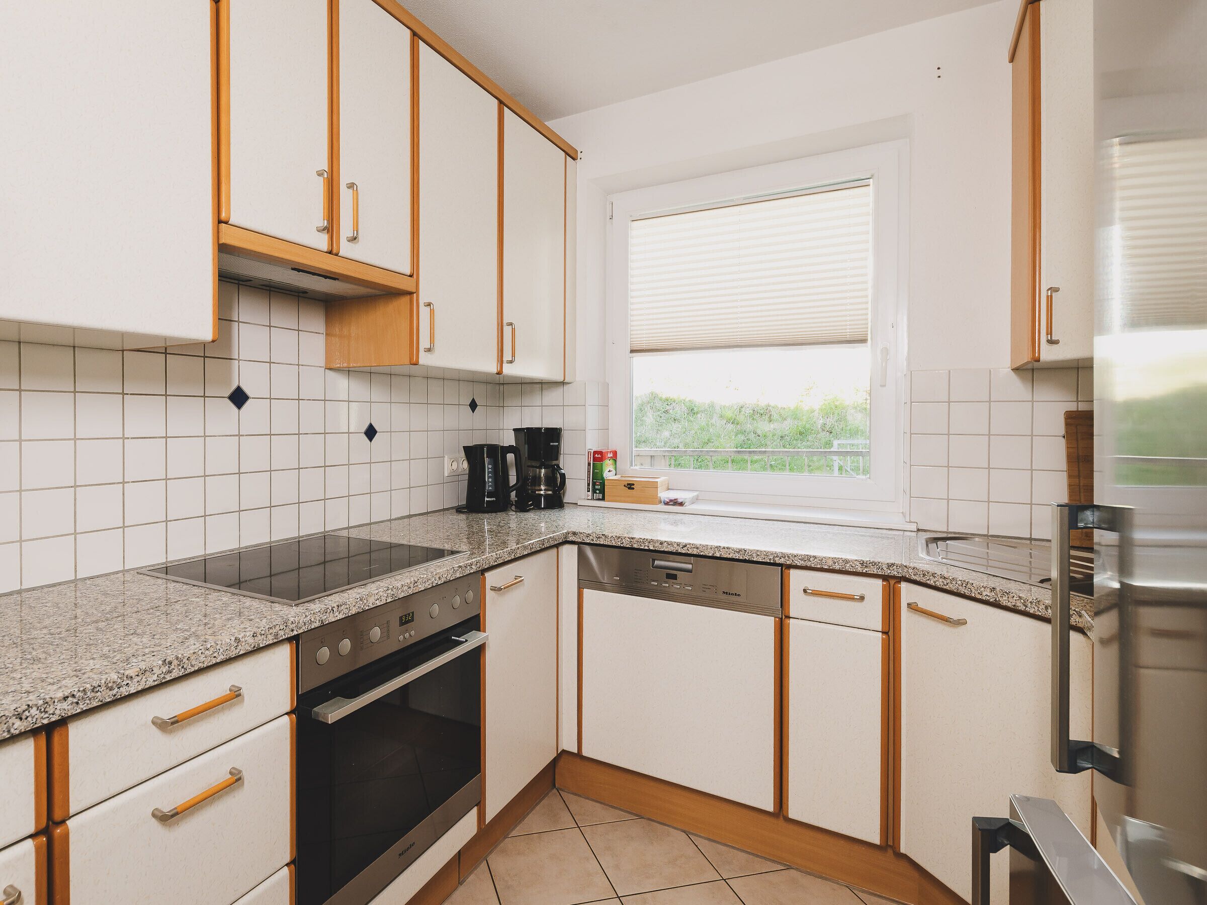 Jääkaappi, mikroaaltouuni, uuni, astianpesukone