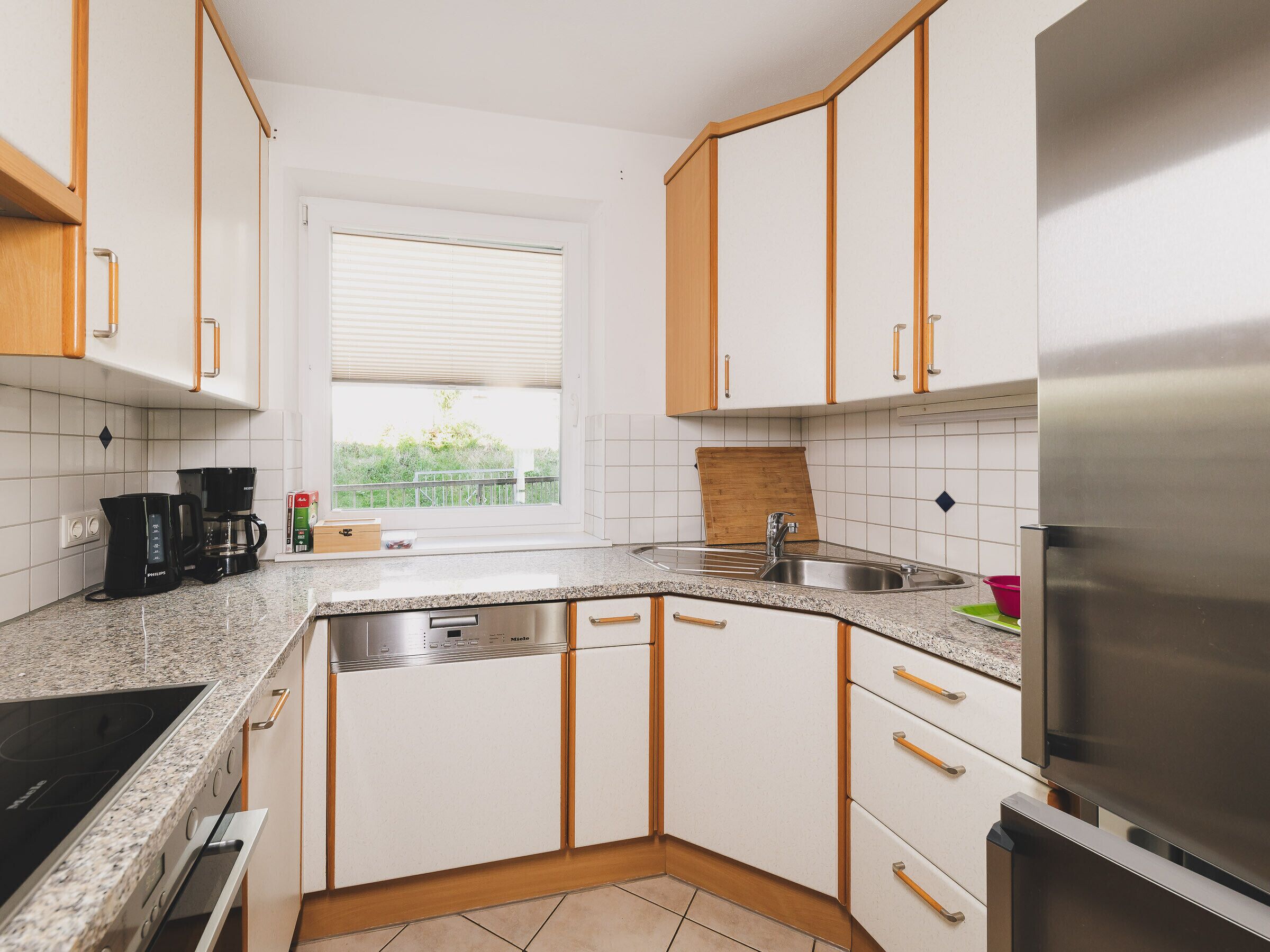 Wasserkocher mit Kaffee-/Teezubehör, Kühlschrank, Mikrowelle, Ofen
