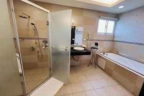 Un baño moderno con ducha, lavabo y bañera.