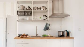 Réfrigérateur, micro-ondes, plaque de cuisson, cafetière/bouilloire