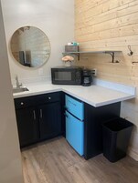 Frigobar, micro-ondas, talheres/pratos/utensílios de cozinha