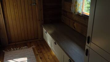 Standard Cottage, 4 Bedrooms, Lake View, Lakeside | 4 bedrooms, laptop workspace, blackout drapes, bed sheets
