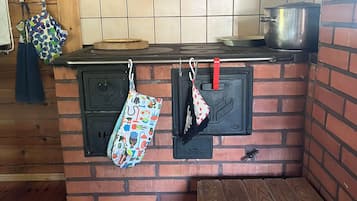 Geladeira grande, micro-ondas, fogão, cooktop