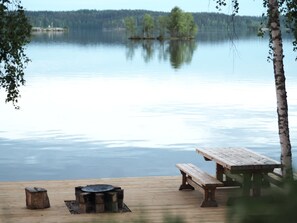 Outdoor dining - Cozy 4BR Lakeside Cottage with Sauna (Asikkala)