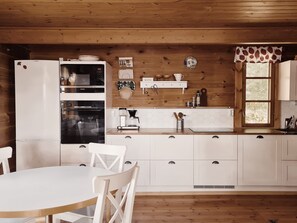 Casa de campo standard, 4 quartos, vista para o lago, ao lado do lago | Cozinha privada | Geladeira grande, micro-ondas, fogão, cooktop