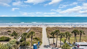 Chaises longues, serviettes de plage