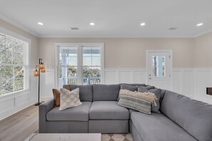 Smart TV, video games, table tennis - New Home, Elevator, Pool Heat, Spa, 6 BR, 2 min. walk to beach, putting green… (North Myrtle Beach)