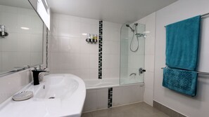 Shower, towels - Platinum Apartments Unit 12 (Bargara)