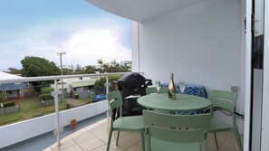 Outdoor dining - Platinum Apartments Unit 12 (Bargara)
