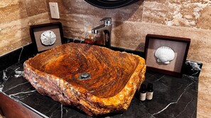 Een douche, handdoeken, zeep, shampoo