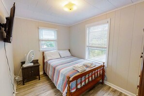 1 bedroom, iron/ironing board, travel cot, WiFi