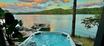 9 bdrm covered dock, firepit and large bar on water, Baltic hot tub, sleeps 26,