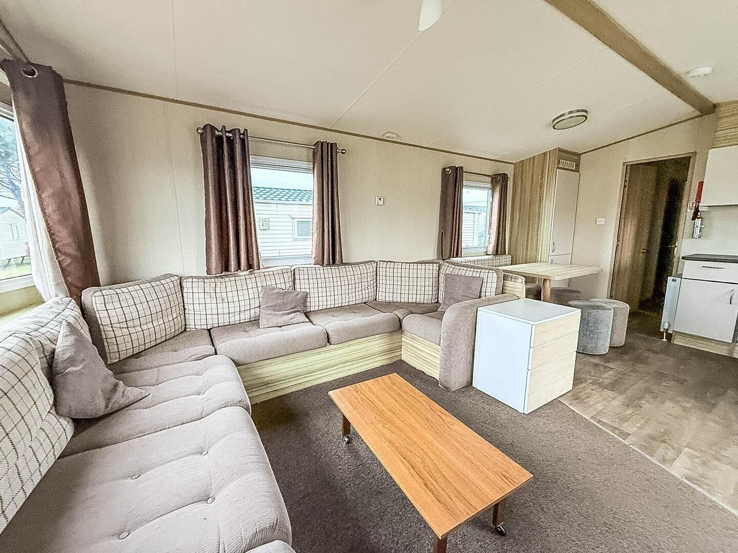 6 Berth Caravan With Side Decking At Suffolk Sands Holiday Park Ref 45054c - Felixstowe