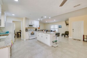 Fridge, microwave, stovetop, coffee/tea maker - Saltwater Pool & Lanai: Lehigh Acres Escape! (Lehigh Acres)