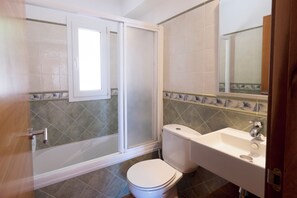 Haartrockner, Handtücher, Toilettenpapier