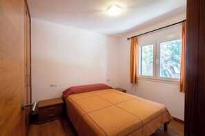 2 bedrooms, iron/ironing board, WiFi, bed sheets