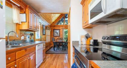 Hot Tub & Game Room: Log Cabin 2 Mi to Ripley’s!