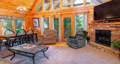 Hot Tub & Game Room: Log Cabin 2 Mi to Ripley’s!