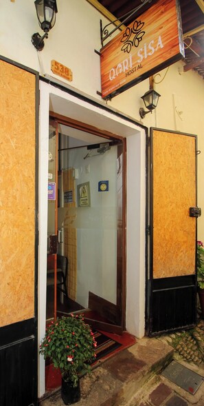 Front of property - QORI SISA HOSTAL (Cusco)