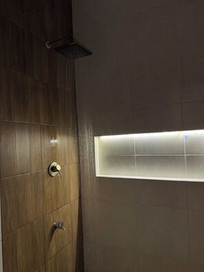 Shower, soap, shampoo, toilet paper - hotel otoch maya (Valladolid)