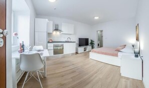 4 slaapkamers, een bureau, een strijkplank/strijkijzer, wifi